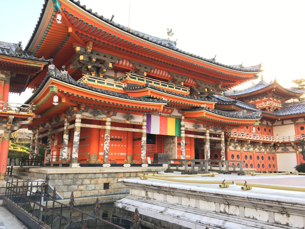 「耕三寺」は、浄土真宗本願寺派の寺院。国の登録有形文化財に指定されている