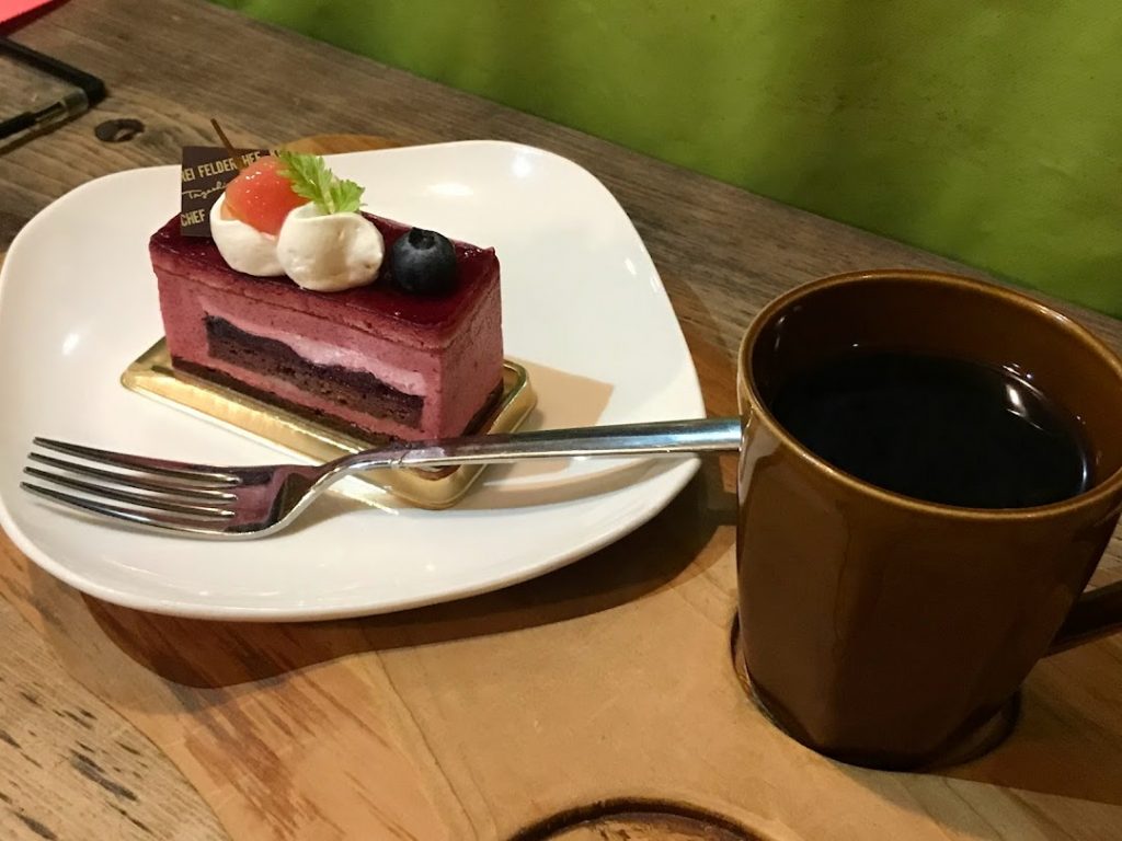 ピンクサファイヤのように輝く「ローテ（453円税込み）」は、ベリーの風味が豊かなムース仕立てのケーキ。コーヒー（220円税込み）