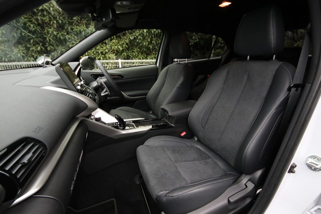 高級感のあるスウェード調と合皮のコンビネーションシート。運転席は電動調整式
