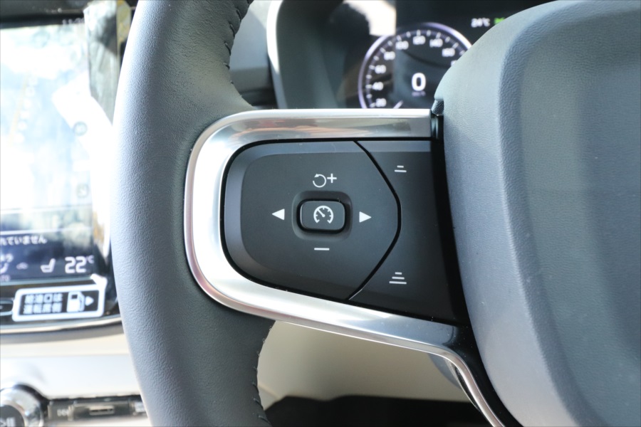  全車速追従機能付ACCやパイロット・アシストは、ハンドル左手にある◀▶スイッチで機能を選択し、中央のボタンを押すと作動 