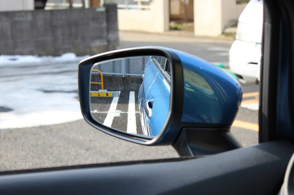 鏡面を下に向けると、駐車枠や後輪の様子を把握しやすくなる