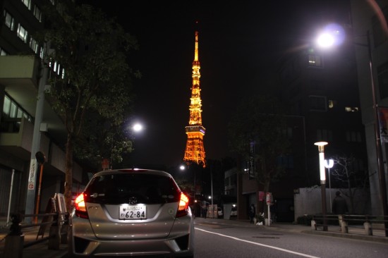 ライトアップされた東京タワーを前に編集長と電話