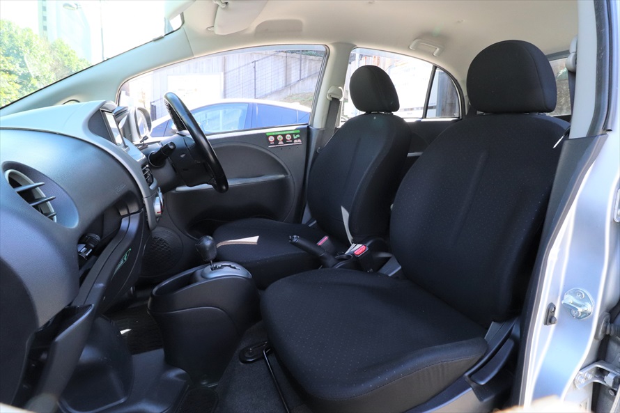 運転席／助手席シートはごく一般的な形状。フロントガラスが大きく、視界が良い 
