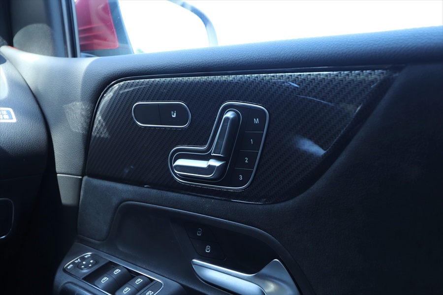  運転席側のシート調整用スイッチ、シートヒーターのスイッチもある 