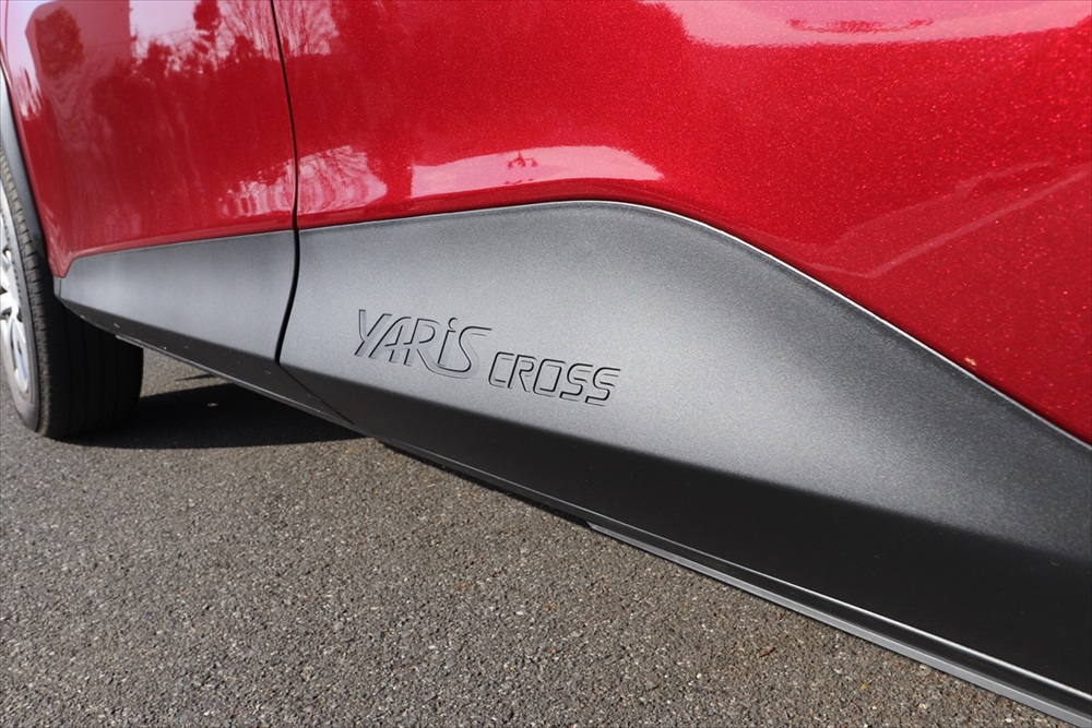  ドア部分に「YARIS CROSS」ロゴが刻印されるなど、細部にまでこだわりが感じられる 
