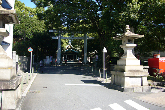 王子神社の駐車場は鳥居の先にある