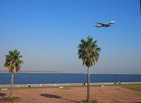 晴れた日の城南島海浜公園では飛行機がよく見えます