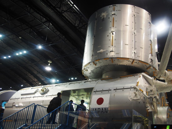 宇宙ステーションの日本実験棟「きぼう」の実物大模型。中にも入れます