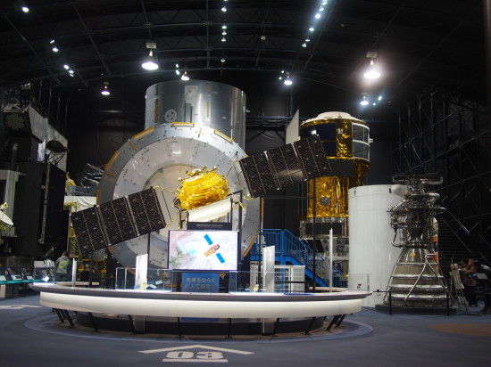 展示館「スペースドーム」。正面にあるのは陸域観測技術衛星「だいち」の1/3模型
