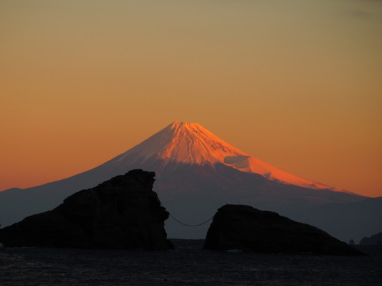 雲見海岸のシンボル、牛着岩（うしつきいわ）越しに見る朝焼けの富士山