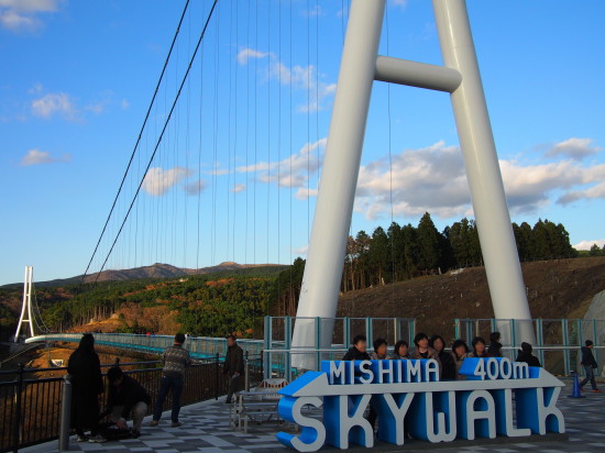 全長400m、高さ70.6m、歩行者専用吊り橋としては日本一の長さ！