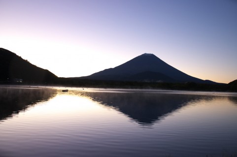 精進湖からの見事な逆さ富士