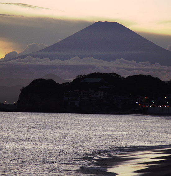 由比ヶ浜からの富士山、手前は江ノ島