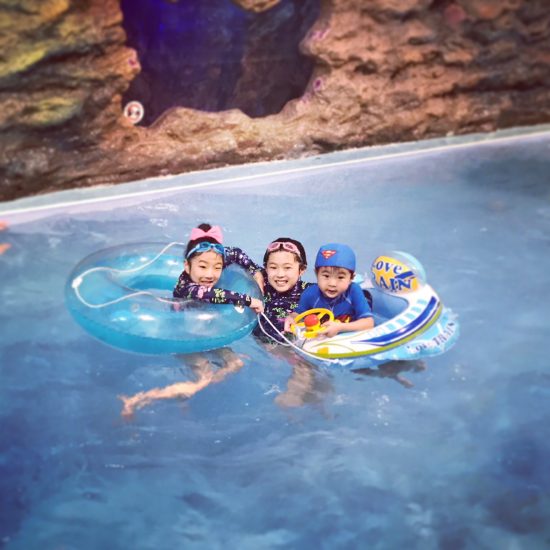 お正月に家族みんなでプールを満喫（写真提供：Yukaさん）