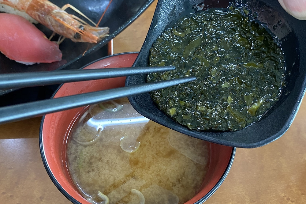  寿司や定食は「かじめの味噌汁」付き。細かくきざまれた“かじめ”は、箸ですくい上げられるくらいの粘り強さ！ 