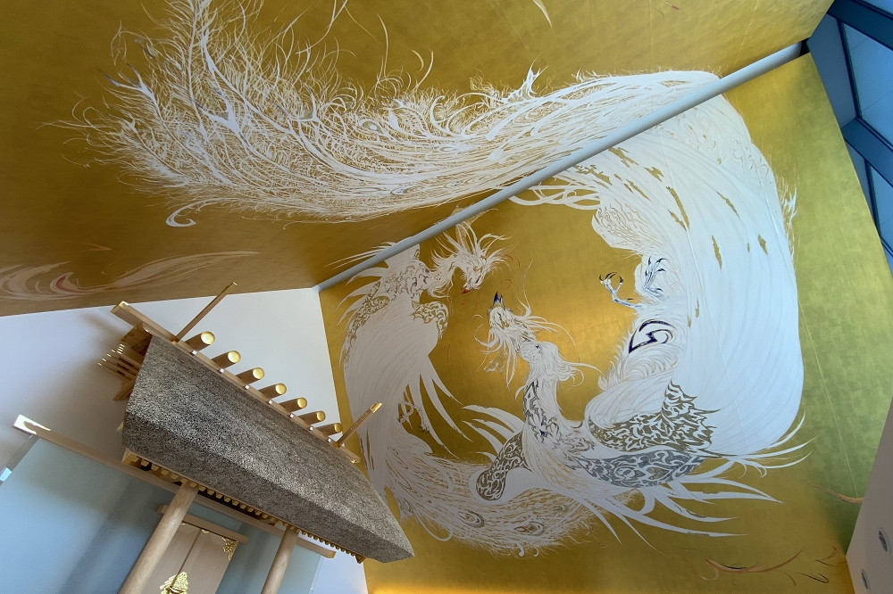  天井画に描かれた鳳凰は、イラストレーター天野喜孝氏が手がけたもの 