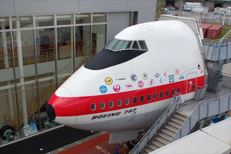  側面に描かれている航空会社のマークは、展示機がかつて就航していた会社をあらわしている 