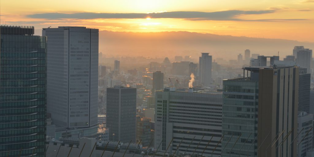 生駒山系から昇り、大阪の街をやさしく包む日の出