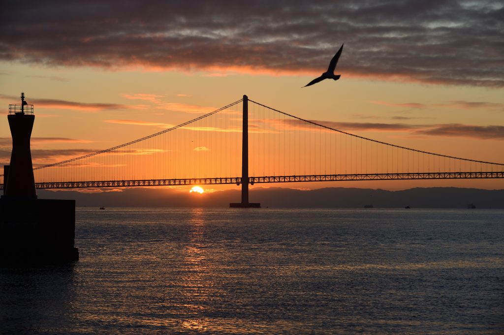 世界最長のつり橋、明石海峡大橋越しに望む初日の出