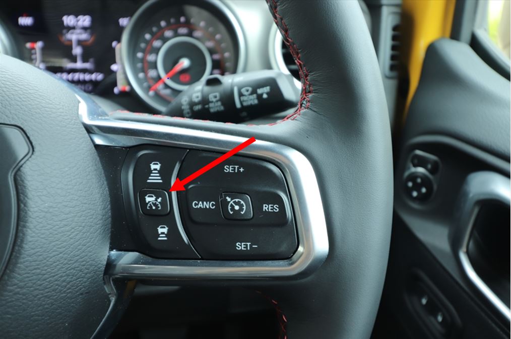  ACC（アダプティブ・クルーズ・コントロール）のスイッチはハンドルの右手側にある 