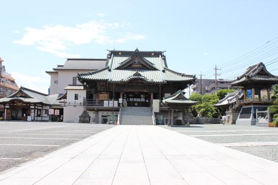 成田山川越別院は、毎月28日には骨董品が並ぶ「蚤の市」が開かれるそうです。