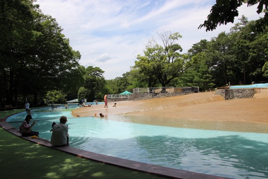 水遊び場にはじゃぶじゃぶ池も。暑い夏に楽しいスポットだ
