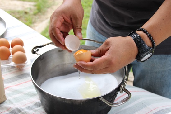 ダッチオーブンに塩を2キログラムほど投入。卵4個分の卵白を混ぜていきます