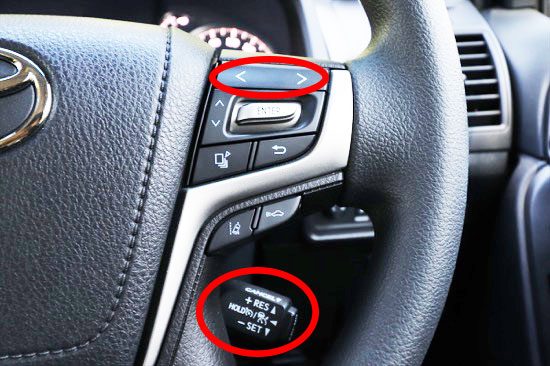 ハンドル右側の「＜＞」のボタンがメーター中央の表示を切り替える。右下奥のレバーでクルーズコントロールの操作を行う