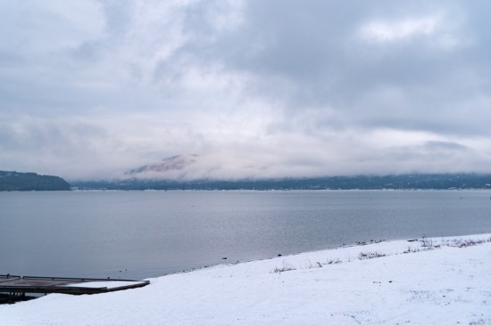 ほとりに立ってみると実に広大な山中湖。天気が良ければ目の前に富士山を望める