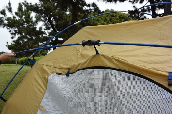 テント前面のフックにクイックキャンプハブをひっかける
